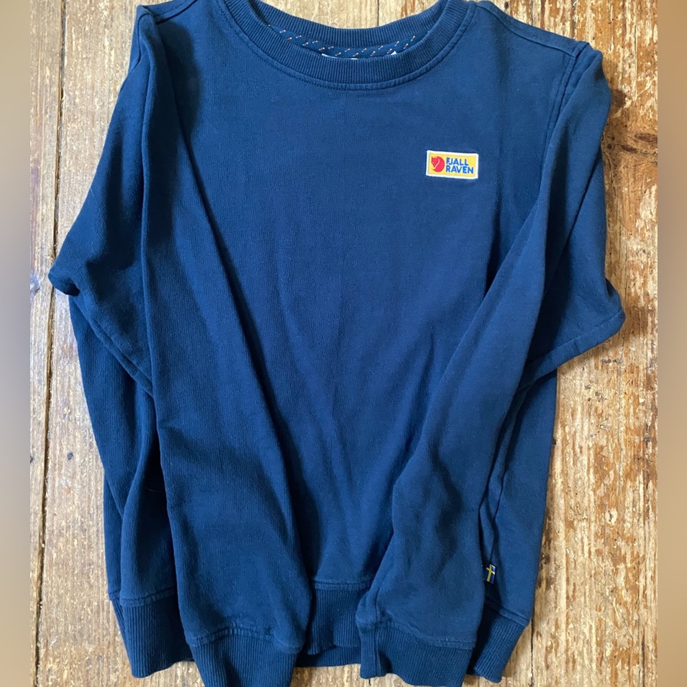 Like new! Fjall Raven top size small navy